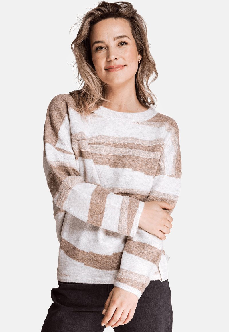 Gestreifter Pullover in Weiß und Beige, mit lässiger Passform, rundem Ausschnitt und langen Ärmeln mit strukturierten Details.