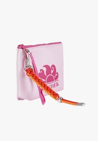 Custodia in neoprene rosa con hardware argento, dotata di una tracolla intrecciata arancione e gialla. La parte anteriore presenta un design logo in rosa coordinato.