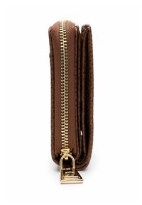 Portafoglio marrone con zip, caratterizzato da una finitura testurizzata, hardware in tonalità oro e una forma rettangolare compatta.