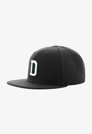 Sort baseball cap lavet af bomuld, med en flad skygge, struktureret design og et hvidt broderet "D" på fortpanelet.