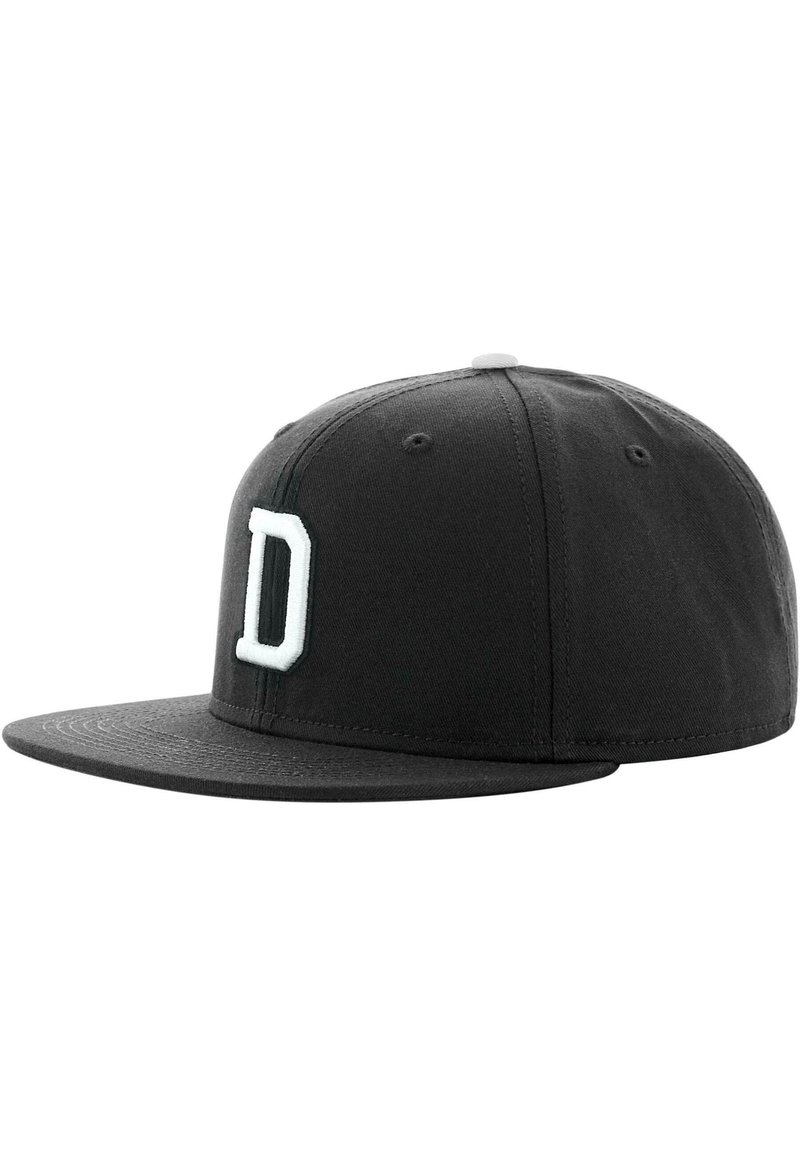 Căciulă de baseball neagră, din bumbac, cu o margine plată, design structurat și un "D" alb brodat pe panoul din față.