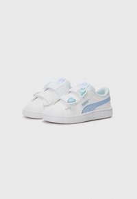 Hvite sneakers med blå detaljer, utstyrt med to borrelåsremmer, avrundet tå og teksturerte overlegg. Dekorert med hjerteformede detaljer.