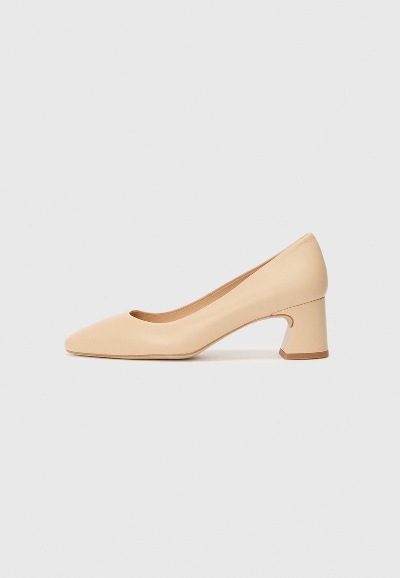 Décolleté in pelle beige con punta arrotondata e tacco a blocco, caratterizzato da un texture liscia e un design minimalista.