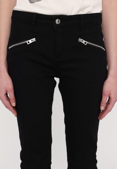 Mustat farkut slim fit -mallissa, joissa on hopeiset vetoketjulliset taskut edessä, klassinen vyötärö ja vähäiset ompeluyksityiskohdat.