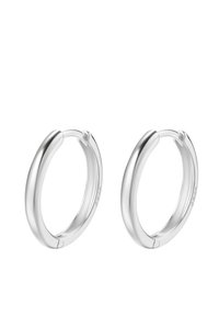 Silberne Creolen mit einem glatten, runden Design. Sie verfügen über einen nahtlosen Verschluss und eine polierte Oberfläche für ein elegantes Erscheinungsbild.