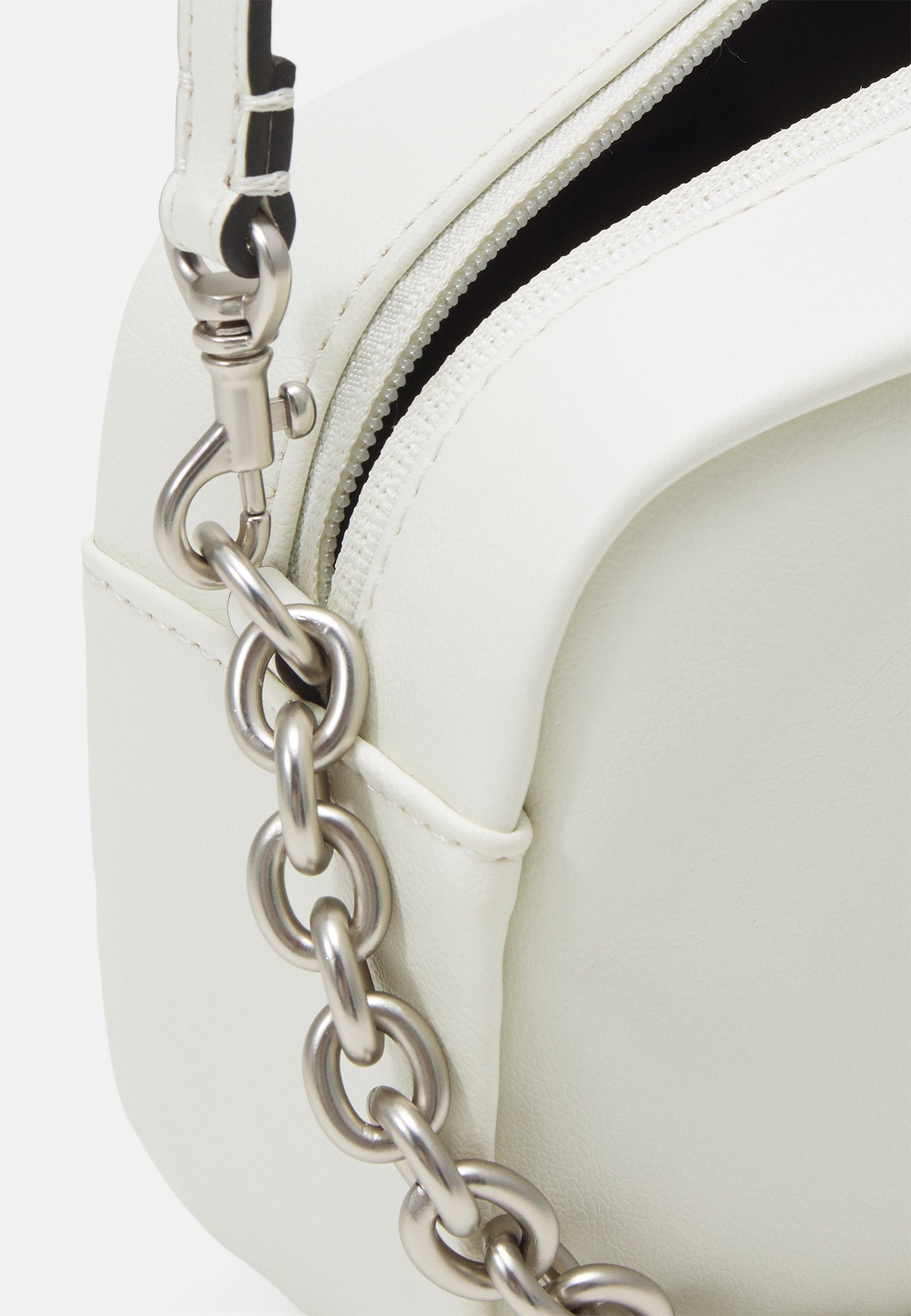 Calvin Klein Jeans MICRO MONO CHAIN CAMERA BAG - Cross body