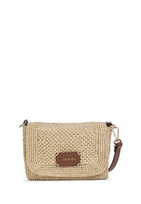 Pletená slamená kabelka do ruky v prírodnej béžovej farbe, so hnedým koženým detailom s reliéfnym logom, zlatými kovovými doplnkami a nastaviteľným ramenným pásikom.