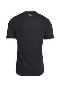 Schwarzes Sportshirt mit kurzen Ärmeln und limettengrüner Einfassung an Kragen und Ärmeln, kleiner bunter "Peru"-Schriftzug nahe dem oberen Rücken.