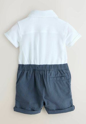 Lühikeste varrukatega kombekas, millel on valge ülaosa ja tumesinised püksid; varustatud krae, elastse vöökohaga ja tagatasku detailiga.