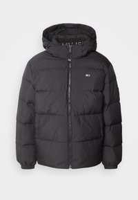 Veste d'hiver matelassée noire à capuche avec fermeture éclair frontale et petit logo rectangulaire sur la poitrine.