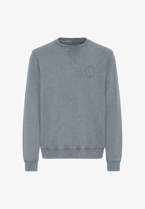 Sweat-shirt gris avec un col rond, des poignets et un ourlet côtelés, un tissu texturé, et un logo circulaire subtil sur le devant.