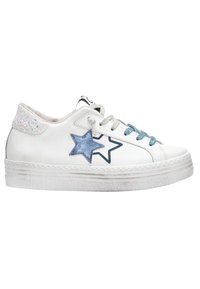 Sneaker bianco con applicazioni a forma di stella blu, dettagli in glitter argentato sul tallone e lacci azzurri chiari. Presenta una suola in gomma testurizzata.