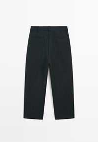 Czarne, dopasowane spodnie w cienkie paski z szlufkami na pasek i tylnymi wpuszczanymi kieszeniami, pokazane od tyłu na białym tle.