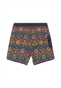 Shorts de bain colorés à motifs présentant des designs géométriques en orange, vert et bleu, avec une taille noir et une poche latérale.