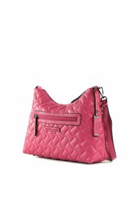 Sac à main en cuir rose avec motif tissé, poche avant zippée, étiquette métallique et sangle ajustable, posé sur un fond blanc.