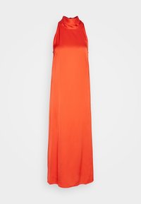 Ärmelloses, bodenlanges oranges Kleid mit hohem Cowl-Neck, glatter Satintextur und A-Linien-Silhouette vor einem schlichten hellen Hintergrund.