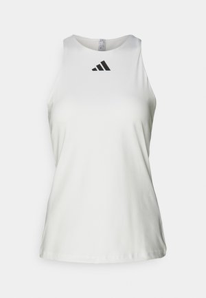 Top atlético blanco sin mangas hecho de una tela suave, con un escote redondo y un logo negro de Adidas en el frente.