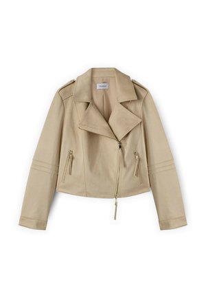 Beżowa krótka kurtka motocyklowa z asymetrycznym zamkiem błyskawicznym, zapinanymi na zamek bocznymi kieszeniami, kołnierzem z klapami i przeszyciami na rękawach.