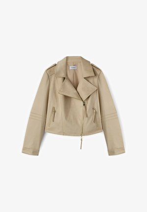 Giacca biker corta beige con cerniera asimmetrica, tasche laterali con zip, colletto a revers e dettagli cuciti sulle maniche.