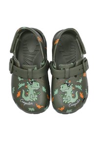 Zuecos de plástico verde con un diseño de dinosaurio en tonos naranjas y verdes. Correa ajustable y plantilla texturizada para mayor comodidad.