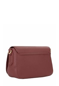 Borsa a tracolla in pelle marrone scuro con texture, chiusura a patta e anelli metallici dorati su ciascun lato per l'attacco della tracolla.