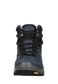 Donkerblauwe wandelschoenen met een gestructureerde synthetische bovenkant, zwarte veters, een gepolsterde kraag en een Vibram-buitenzool. Bevat zilveren hardware en reflecterende accenten.