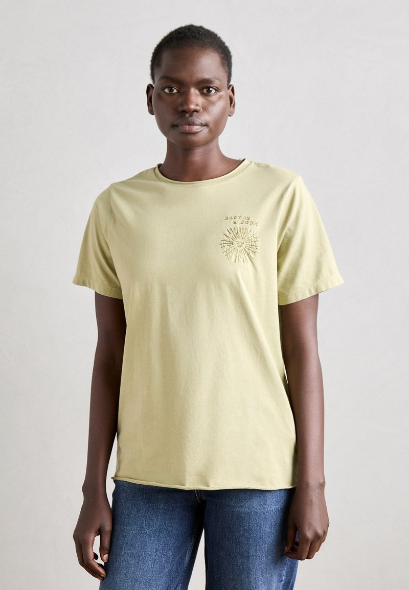 Scotch & Soda - CHEST ARTWORK RELAXED FIT - Print T-shirt - washed sage, Enlarge