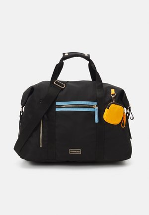 Borsa a tracolla nera con una cerniera blu, tasca con dettagli gialli e accessori in oro. Presenta manici corti e una tracolla removibile.