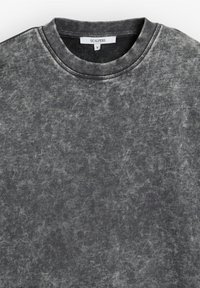 Ciemnoszara bluza z fakturowanym, postarzałym wykończeniem. Żebrowany kołnierz i mankiety. Metka mówi "SCALPERS", rozmiar S. Prosty design, bez wzorów czy akcentów.