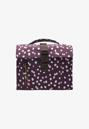Fioletowa torba w białe plamki, z klapą na skład, brązowym zapięciem na klamrę, boczną kieszenią na zamek i górnym uchwytem.