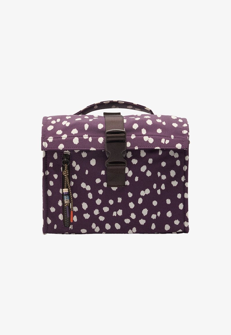 Fioletowa torba w białe plamki, z klapą na skład, brązowym zapięciem na klamrę, boczną kieszenią na zamek i górnym uchwytem.