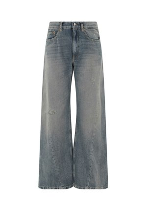 Jeans blu a gamba larga e vita alta, con lavaggio scolorito e leggere parti usurate su entrambe le gambe, mostrati su sfondo bianco.