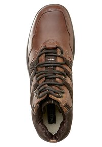 Botte de randonnée en cuir marron avec lacets noirs, œillets métalliques, col rembourré autour de la cheville et doublure en polaire visible à l'intérieur.