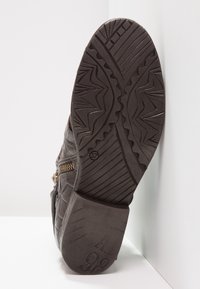 Zwarte leren schoenzool met een zigzagprofilering, een zijrits en geperste details bij de hiel. Maat gemarkeerd als 37.