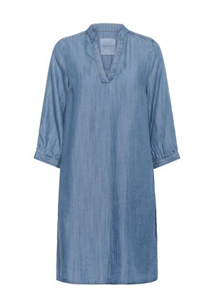 Robe en denim bleu clair avec un décolleté en V, des manches trois-quarts et des poignets froncés. Le tissu a une finition lisse et légèrement texturée.
