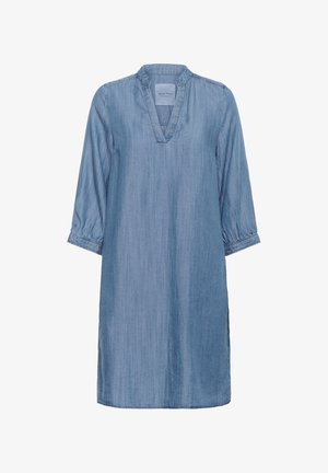 Lichtblauwe denim jurk met een v-hals, driekwartmouwen en geplooide manchetten. De stof heeft een gladde, licht getextureerde afwerking.