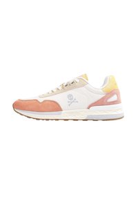 Sneaker sportive con tomaia in tessuto bianco, dettagli in suede pesco, linguetta del tallone gialla e logo teschio grigio. Presentano una suola in gomma testurizzata.