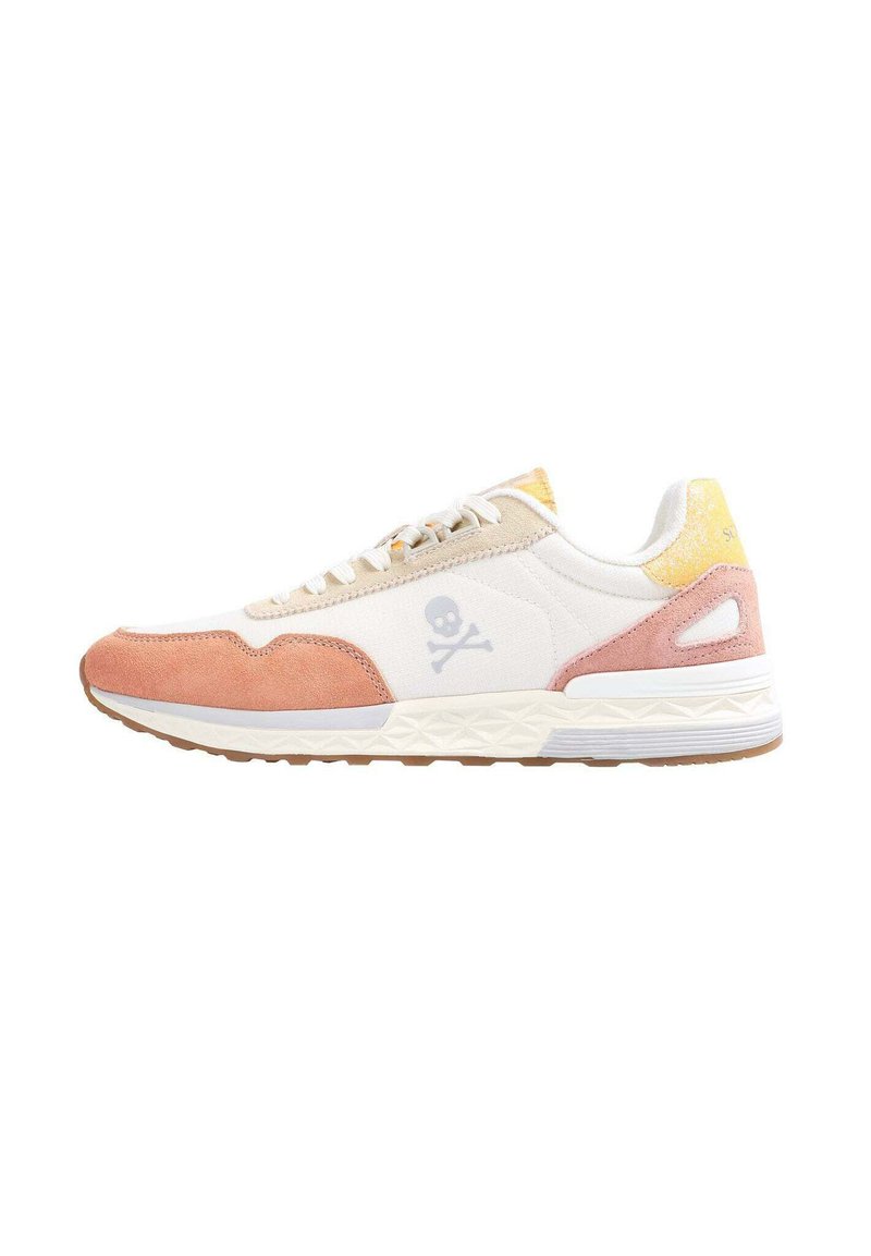 Sneaker sportive con tomaia in tessuto bianco, dettagli in suede pesco, linguetta del tallone gialla e logo teschio grigio. Presentano una suola in gomma testurizzata.