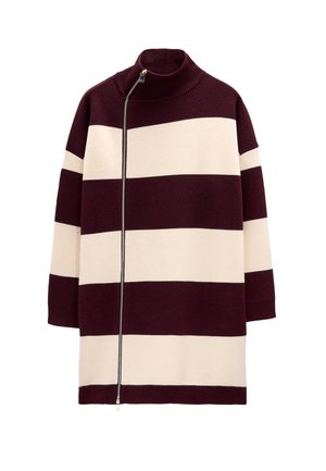 Szydełkowy pulower z wysokim kołnierzem, pionowym zapięciem na zamek, poziomymi paskami w kolorze bordowym i kremowym oraz luźnym krojem.