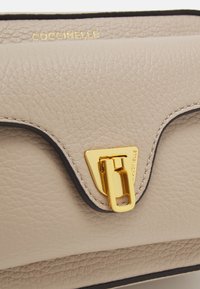 Coccinelle BEAT SOFT - Cross body bag - powder pink
