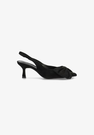 Zapatos negros tipo slingback con un tacón bajo, hechos de suave ante, que presentan un detalle de nudo en la parte delantera y un diseño liso y elegante.