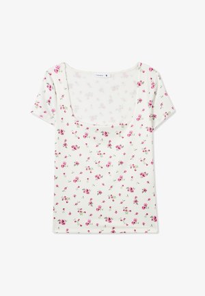 Top floreale a maniche corte con scollatura ampia, realizzato in tessuto leggero. Caratterizzato da uno sfondo bianco con motivi di rose rosa sparse.