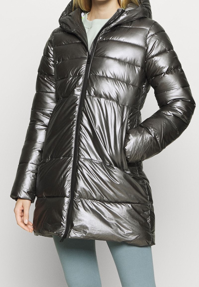 Nafouklá černá metalická parka s kapucí, svislým prošitím, plným zipem a dvěma postranními kapsami pro větší funkčnost.