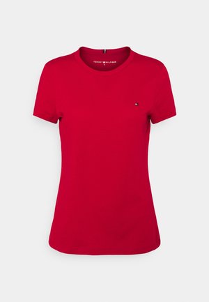 Czerwona koszulka z krótkim rękawem i okrągłym dekoltem, z małym logo Tommy Hilfiger na lewej piersi oraz metką z rozmiarem wewnątrz kołnierza.