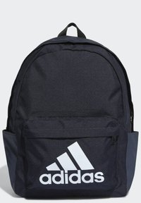 Zaino in tessuto blu navy con tasca frontale con zip, spallacci imbottiti e un logo Adidas bianco ben visibile sulla parte anteriore.