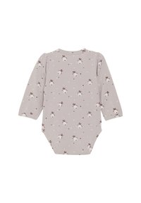 Långärmad babydräkt i ljusgrått med ett upprepat mönster av rosetter och små stjärnor. Tillverkad av mjukt bomullstyg och med tryckknappar i nederkant.