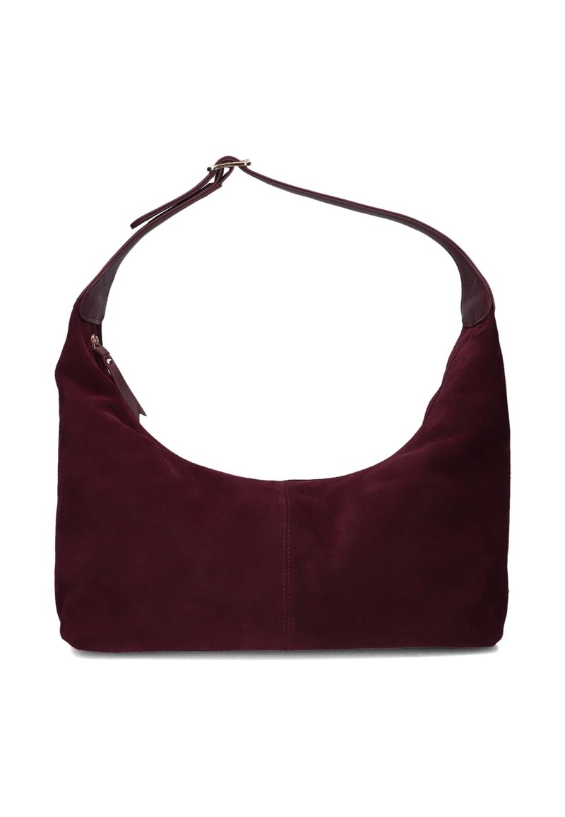 Bordeaux suède schoudertas met een gebogen silhouet en een brede strap. Bevat een accent van glad leer en een ritssluiting.
