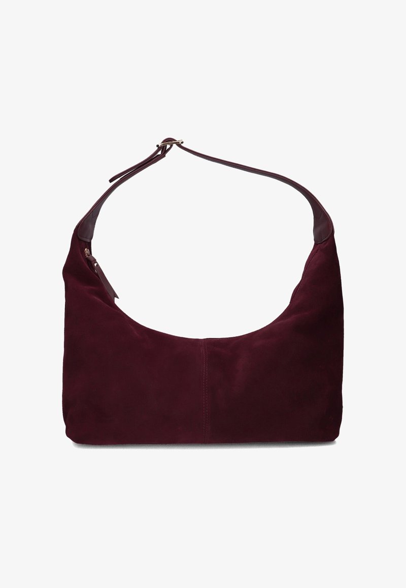 Sac épaule en suede bordeaux avec une silhouette courbée et une large sangle. Comprend un accent en cuir lisse et une ouverture zippée.