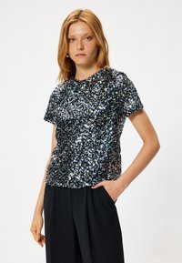 Pailletten top in donkere tinten, met een ronde halslijn, korte mouwen en een gestructureerd oppervlak dat is gecreëerd door meerkleurige pailletten.