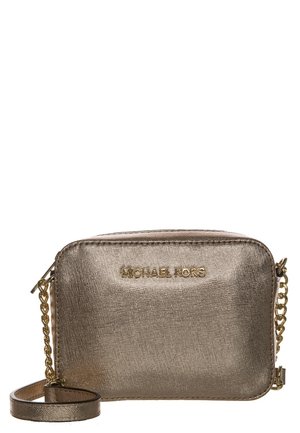 Kompaktowa metaliczna złota torebka na ramię z łańcuszkiem i złotym logo Michael Kors z przodu.